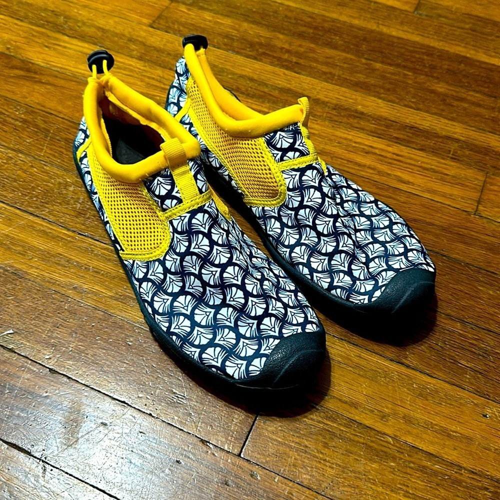 Lands End Women’s Water Shoes, Navy/Gold, Sz Lg (9-10)